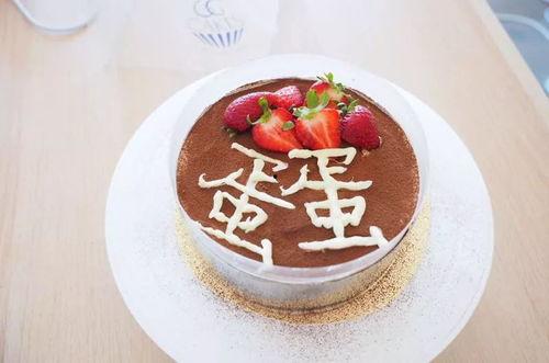 娱乐吃瓜酱哥哥切蛋糕,甜蜜瞬间引网友热议